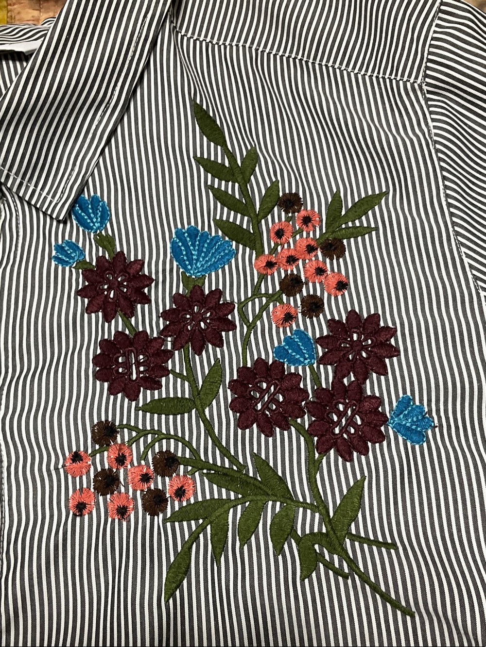 🔥Foxcroft Gray and White Striped Button-Down with Floral Embroidery - Picture 4 of 10